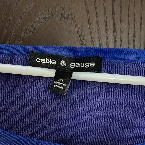 Cable & Gauge bright blue top with black stripes on the front. Size XL. - Picture 2 of 6